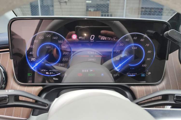Used Mercedes-Benz EQE 2025 500 4MATIC Luxury Edition Instrument Cluster