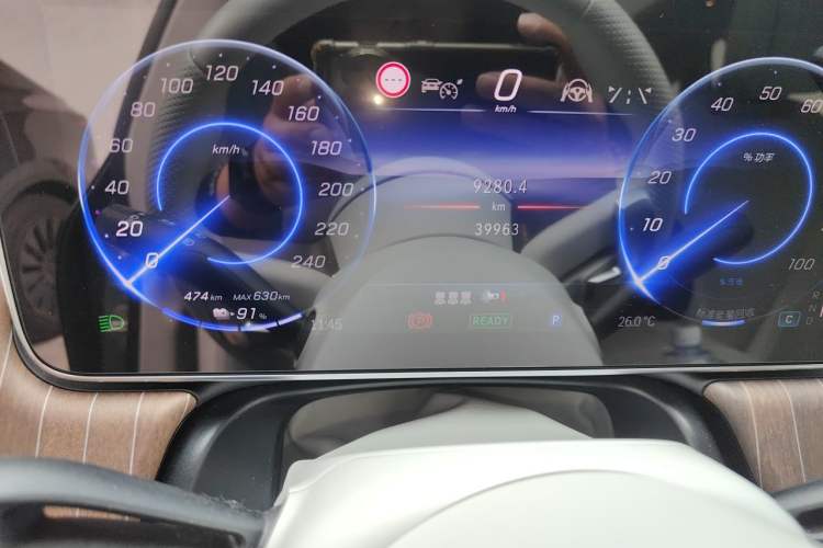 Used Mercedes-Benz EQE 2025 500 4MATIC Luxury Edition Odometer Close Up