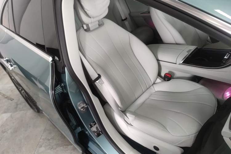 Used Mercedes-Benz EQE 2025 500 4MATIC Luxury Edition Right Front Seat