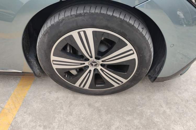 Used Mercedes-Benz EQE 2025 500 4MATIC Luxury Edition Right Front Wheel Hub