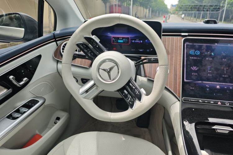 Used Mercedes-Benz EQE 2025 500 4MATIC Pioneer Edition Steering Wheel