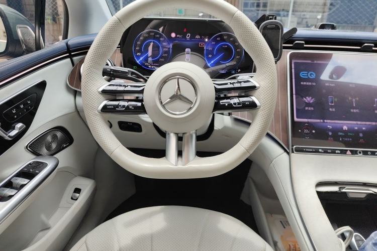 Used Mercedes-Benz EQE 2025 500 4MATIC Luxury Edition Steering Wheel