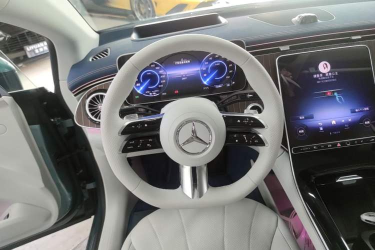 Used Mercedes-Benz EQE 2025 500 4MATIC Luxury Edition Steering Wheel