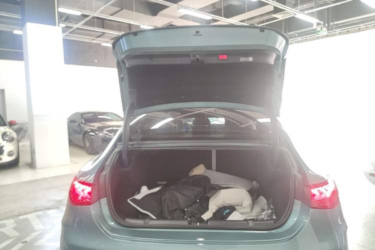 Used Mercedes-Benz EQE 2025 500 4MATIC Luxury Edition Trunk