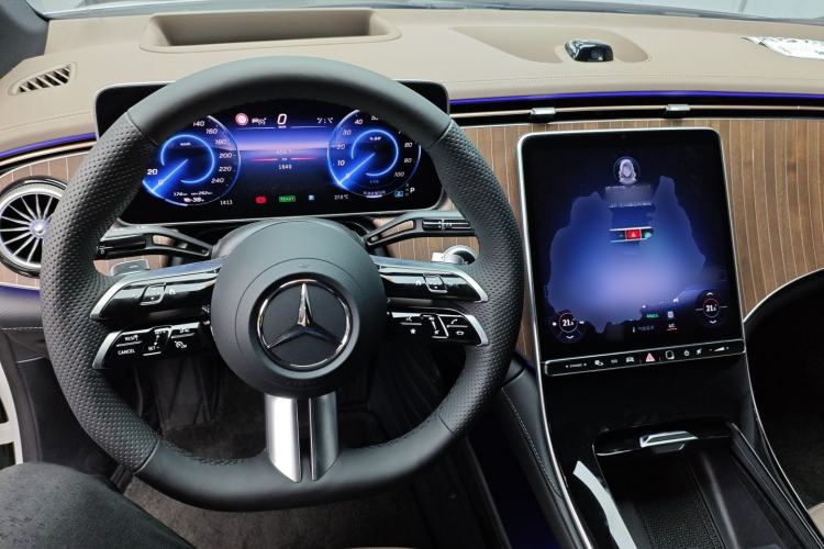 Used Mercedes-Benz EQE 2025 500 4MATIC Luxury Edition Center Console