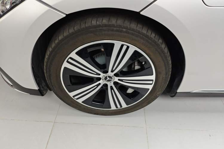 Used Mercedes-Benz EQE 2025 500 4MATIC Luxury Edition Left Front Wheel Hub