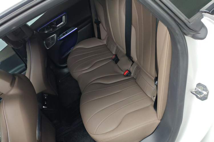 Used Mercedes-Benz EQE 2025 500 4MATIC Luxury Edition Left Rear Seat