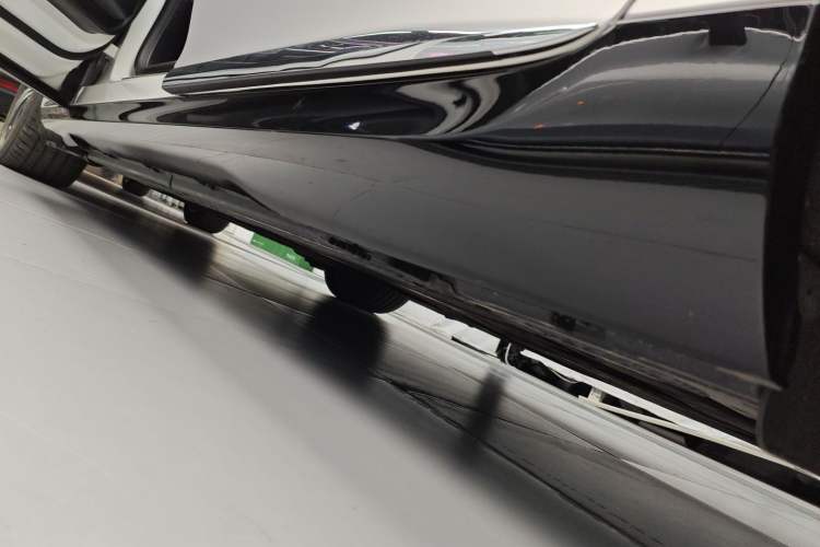 Used Mercedes-Benz EQE 2025 500 4MATIC Luxury Edition Left Side Sill