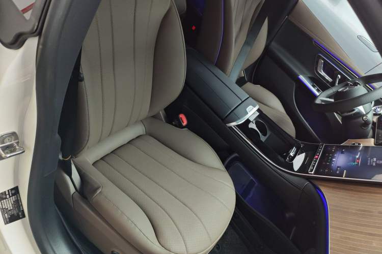 Used Mercedes-Benz EQE 2025 500 4MATIC Luxury Edition Right Front Seat