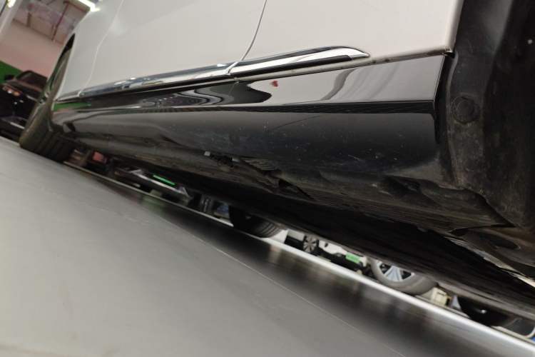 Used Mercedes-Benz EQE 2025 500 4MATIC Luxury Edition Right Side Sill