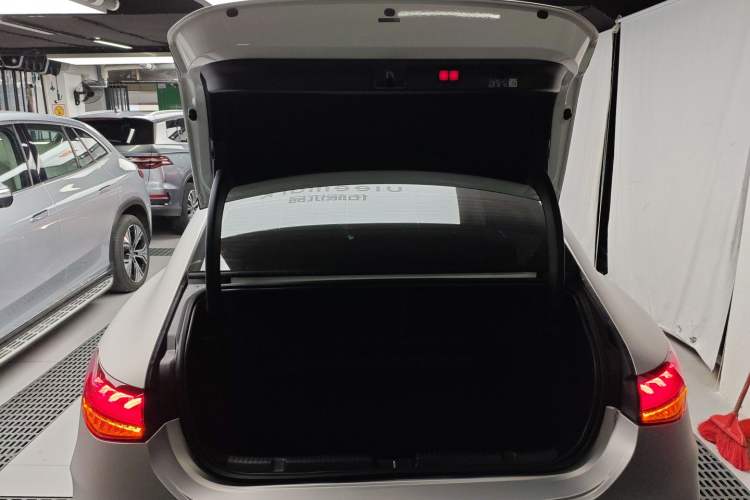 Used Mercedes-Benz EQE 2025 500 4MATIC Luxury Edition Trunk