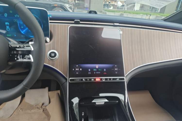 Used Mercedes-Benz EQE 2025 500 4MATIC Pioneer Edition Audio And AC Panel