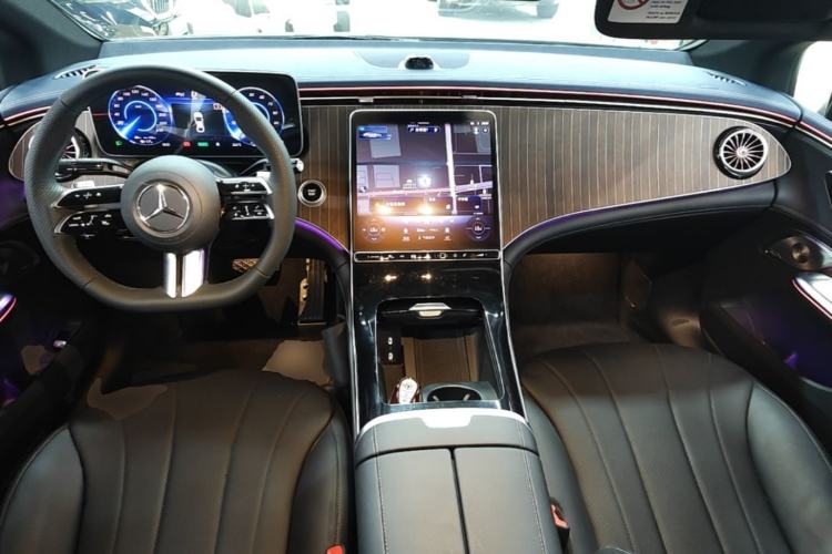 Used Mercedes-Benz EQE 2025 500 4MATIC Pioneer Edition Center Console