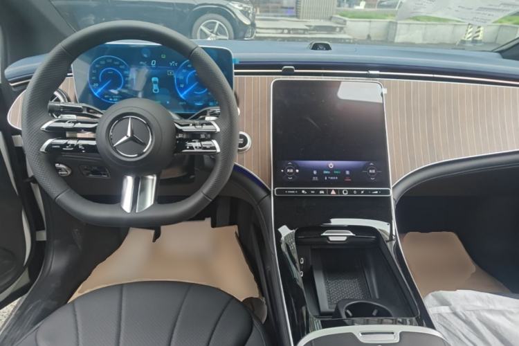 Used Mercedes-Benz EQE 2025 500 4MATIC Pioneer Edition Center Console
