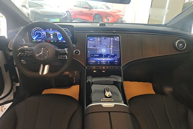 Used Mercedes-Benz EQE 2025 500 4MATIC Pioneer Edition Center Console