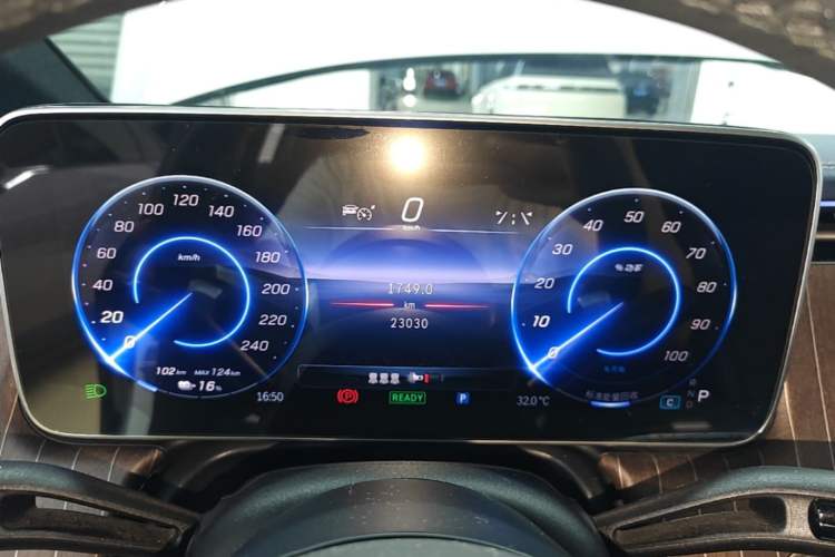 Used Mercedes-Benz EQE 2025 500 4MATIC Pioneer Edition Instrument Cluster