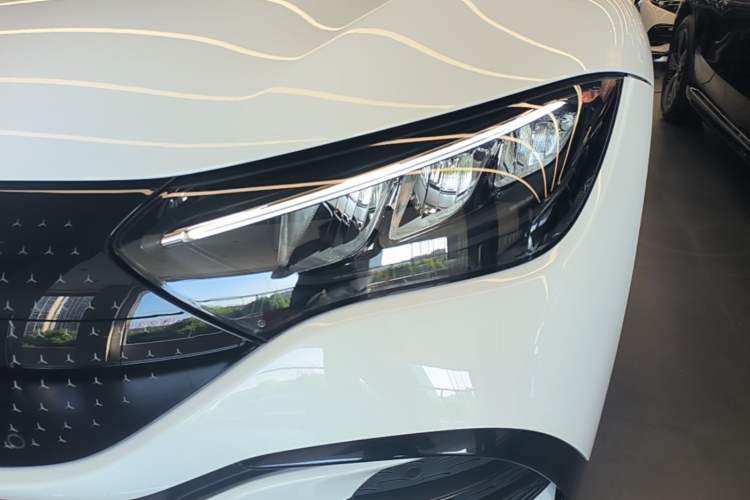 Used Mercedes-Benz EQE 2025 500 4MATIC Pioneer Edition Left Front Headlight