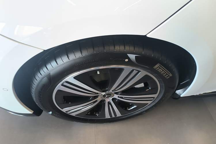 Used Mercedes-Benz EQE 2025 500 4MATIC Pioneer Edition Left Front Wheel Hub