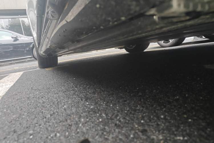 Used Mercedes-Benz EQE 2025 500 4MATIC Pioneer Edition Left Side Sill