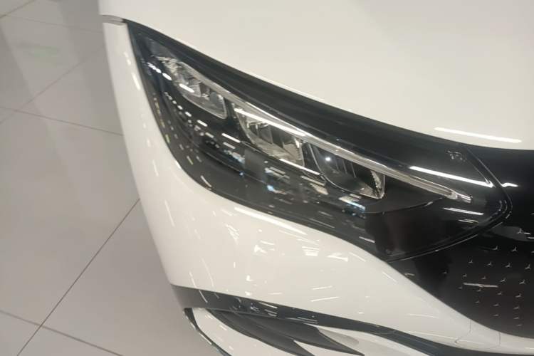 Used Mercedes-Benz EQE 2025 500 4MATIC Pioneer Edition Right Front Headlight