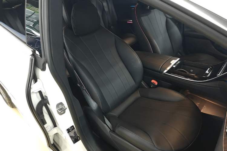 Used Mercedes-Benz EQE 2025 500 4MATIC Pioneer Edition Right Front Seat