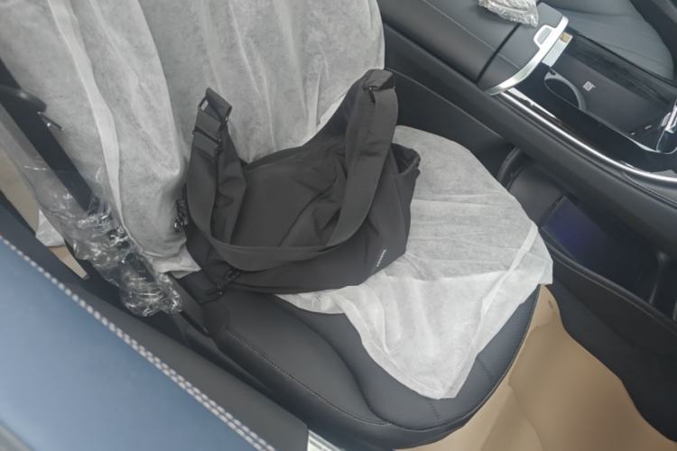 Used Mercedes-Benz EQE 2025 500 4MATIC Pioneer Edition Right Front Seat