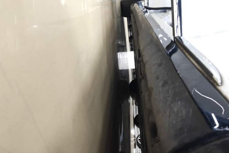 Used Mercedes-Benz EQE 2025 500 4MATIC Pioneer Edition Right Side Sill