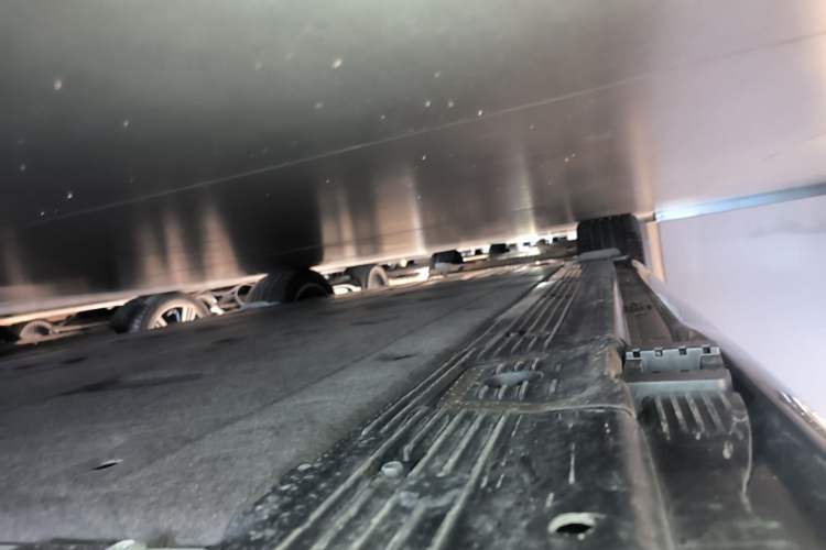 Used Mercedes-Benz EQE 2025 500 4MATIC Pioneer Edition Right Side Sill
