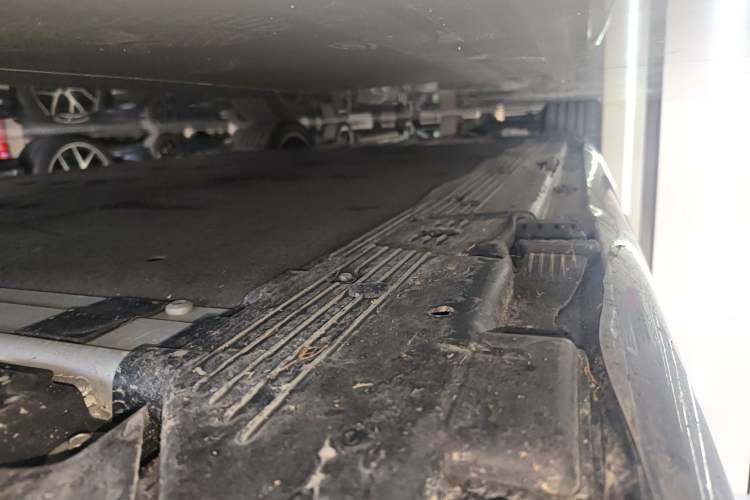 Used Mercedes-Benz EQE 2025 500 4MATIC Pioneer Edition Right Side Sill