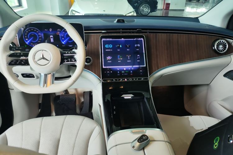 Used Mercedes-Benz EQE SUV 2023 350 4MATIC Pioneer Edition Center Console