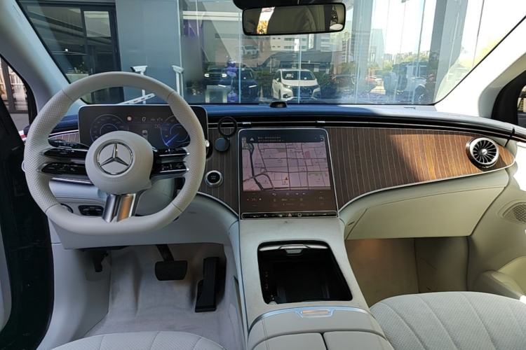 Used Mercedes-Benz EQE SUV 2023 350 4MATIC Luxury Edition Center Console