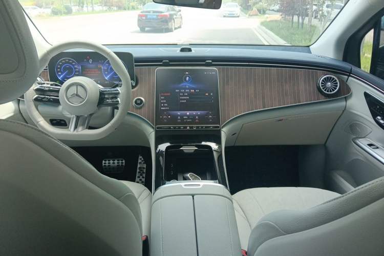 Used Mercedes-Benz EQE SUV 2023 350 4MATIC Pioneer Edition Center Console