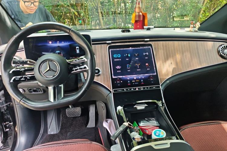 Used Mercedes-Benz EQE SUV 2023 350 4MATIC Luxury Edition Center Console