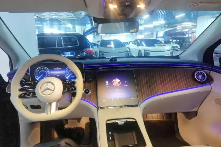 Used Mercedes-Benz EQE SUV 2023 350 4MATIC Luxury Edition Center Console
