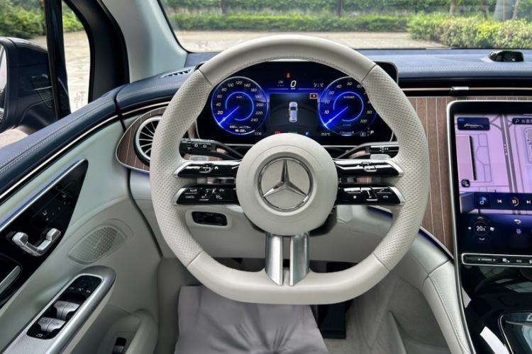 Used Mercedes-Benz EQE SUV 2023 350 4MATIC Pioneer Edition Interior 1