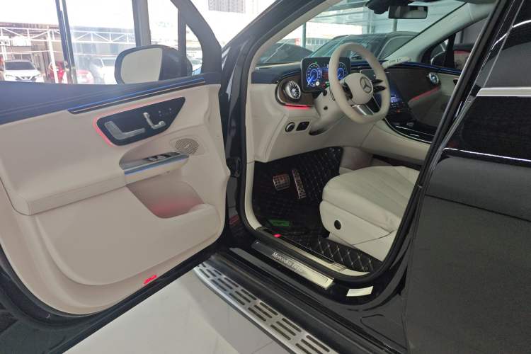 Used Mercedes-Benz EQE SUV 2023 350 4MATIC Pioneer Edition Interior 3