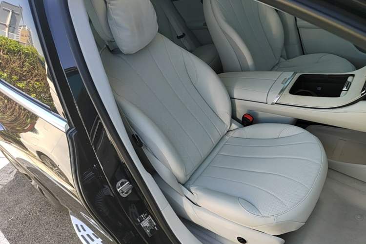 Used Mercedes-Benz EQE SUV 2023 350 4MATIC Luxury Edition Right Front Seat