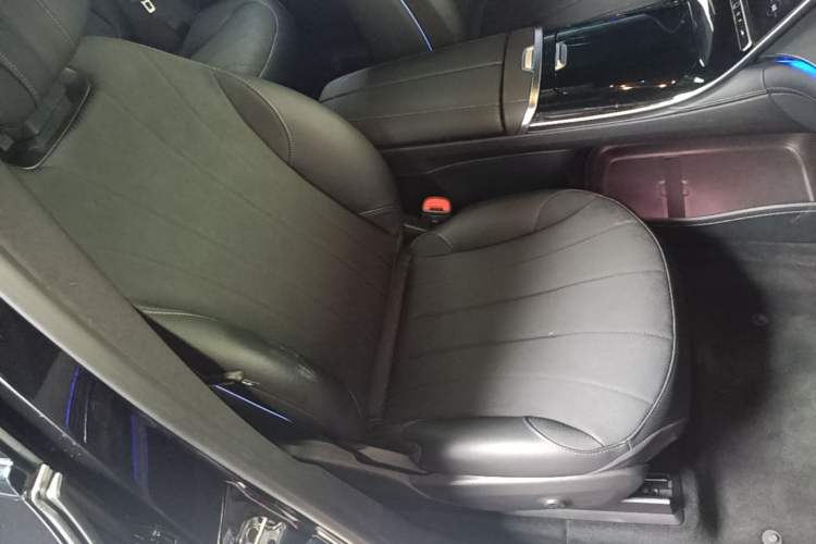 Used Mercedes-Benz EQE SUV 2023 500 4MATIC Special Edition Right Front Seat
