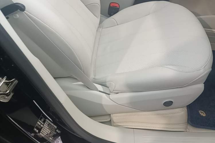 Used Mercedes-Benz EQE SUV 2023 500 4MATIC Special Edition Right Front Seat