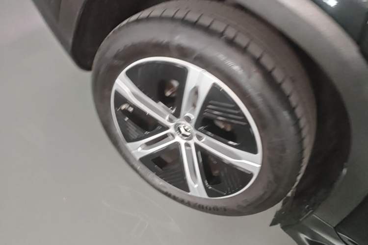 Used Mercedes-Benz EQE SUV 2023 350 4MATIC Pioneer Edition Right Rear Wheel Hub