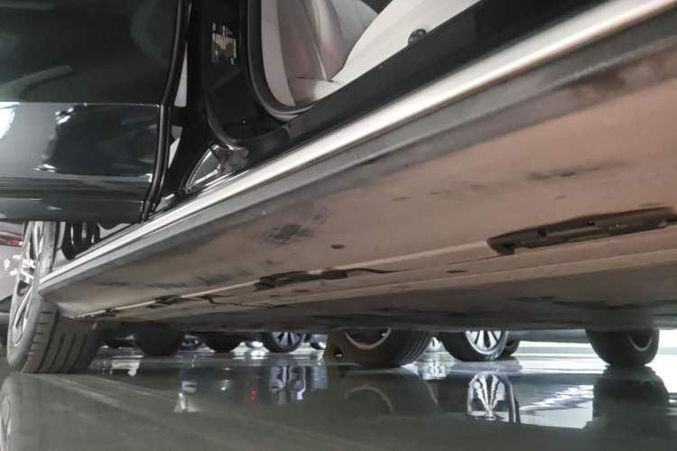 Used Mercedes-Benz EQE SUV 2023 350 4MATIC Pioneer Edition Right Side Sill