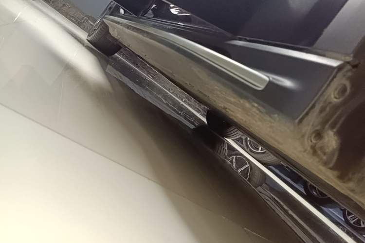 Used Mercedes-Benz EQE SUV 2023 500 4MATIC Special Edition Right Side Sill