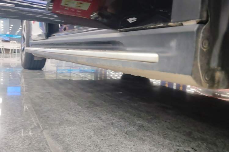 Used Mercedes-Benz EQE SUV 2023 350 4MATIC Pioneer Edition Right Side Sill