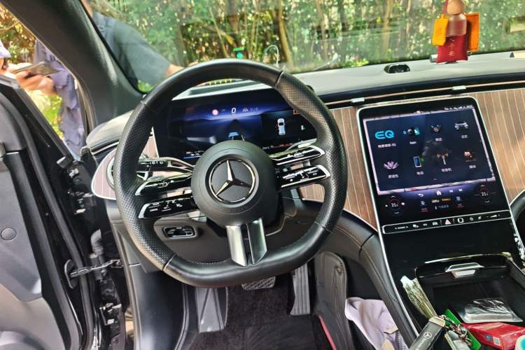 Used Mercedes-Benz EQE SUV 2023 350 4MATIC Luxury Edition Steering Wheel