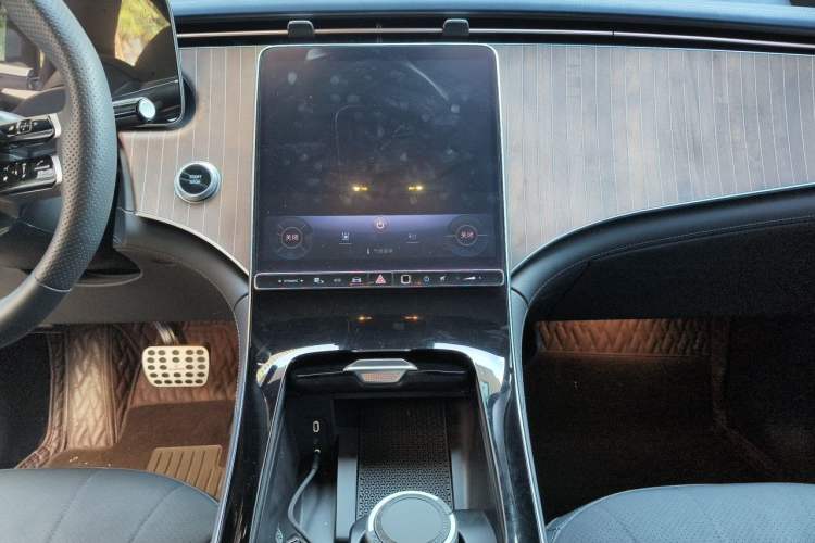 Used Mercedes-Benz EQE SUV 2023 350 4MATIC Pioneer Edition Audio And AC Panel