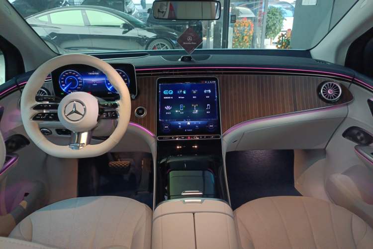 Used Mercedes-Benz EQE SUV 2023 350 4MATIC Luxury Edition Center Console