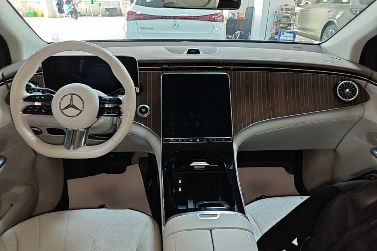 Used Mercedes-Benz EQE SUV 2023 350 4MATIC Pioneer Edition Center Console