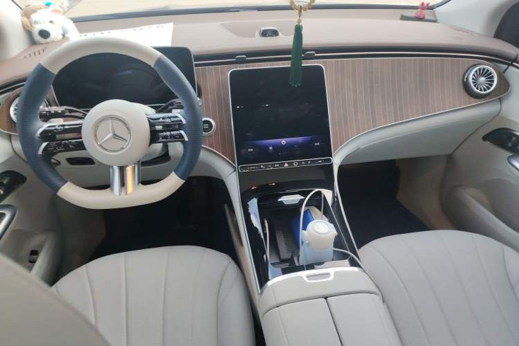 Used Mercedes-Benz EQE SUV 2023 350 4MATIC Pioneer Edition Center Console