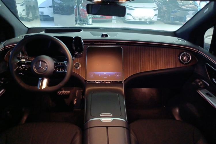 Used Mercedes-Benz EQE SUV 2023 350 4MATIC Luxury Edition Center Console