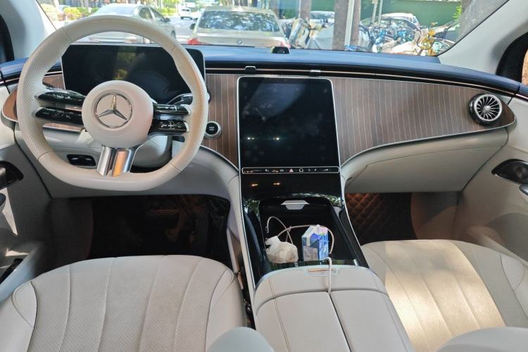 Used Mercedes-Benz EQE SUV 2023 350 4MATIC Luxury Edition Center Console